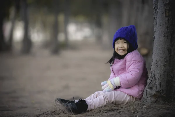 Πορτρέτο Του Χαριτωμένο Ασιατικό Κοριτσάκι Φορούν Χειμωνιάτικα Ρούχα Στο Δάσος — Φωτογραφία Αρχείου