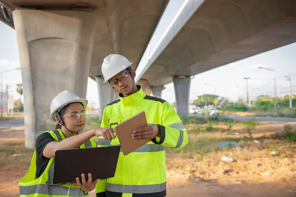 Zwei Ingenieure Diskutieren Über Die Arbeit Auf Der Baustelle Der — Stockfoto