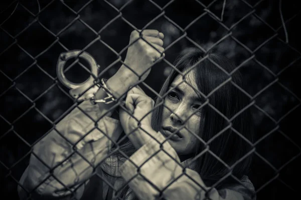 Porträtt Kvinnor Desperat Att Fånga Järn Fängelse Fånge Koncept Thailand — Stockfoto