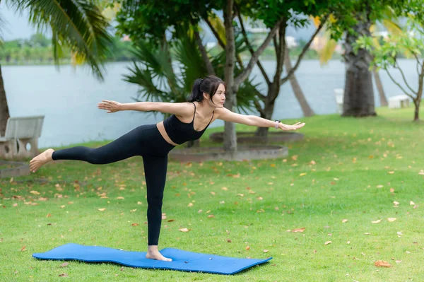 Asiatische Schlanke Frau Übt Allein Park Müde Vom Workout Spielen — Stockfoto