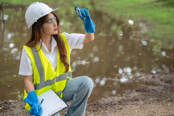 Umweltingenieure Überprüfen Die Wasserqualität Bringen Wasser Zum Prüfen Ins Labor — Stockfoto