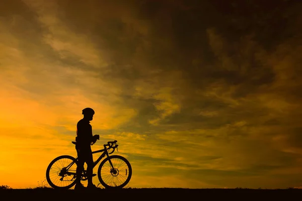Sylwetka Przystojnego Mężczyzny Jazda Rowerze Zachodzie Słońca Sport Koncepcja Człowieka — Zdjęcie stockowe