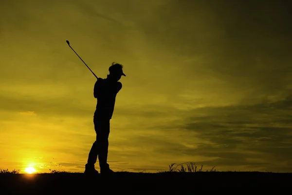 Σιλουέτα Ασιάτης Παίκτης Γκολφ Παίζει Γκολφ Κατά Διάρκεια Όμορφο Ηλιοβασίλεμα — Φωτογραφία Αρχείου