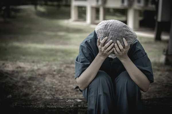 Cansado Deprimido Mujer Asiática Exfoliante Enfermera Usa Mascarilla Azul Uniforme — Foto de Stock