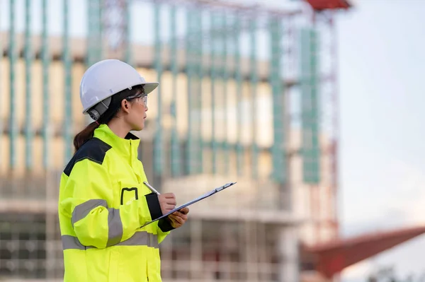 Asiatischer Ingenieur Der Auf Der Baustelle Eines Großen Bauprojekts Arbeitet — Stockfoto