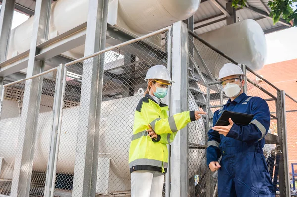 Engineers Work Place Keep Liquid Helium Preventive Maintenance Schedule Checking — Stock Photo, Image