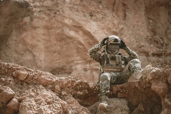 砂漠での戦争に特殊部隊の兵士 タイの人々 陸軍兵士は最前線をパトロール 援軍を呼び出す — ストック写真