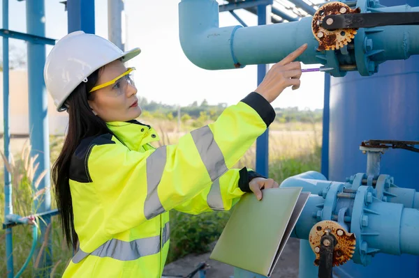 Umweltingenieure Arbeiten Kläranlagen Klempnerinnen Bei Der Wasserversorgung — Stockfoto