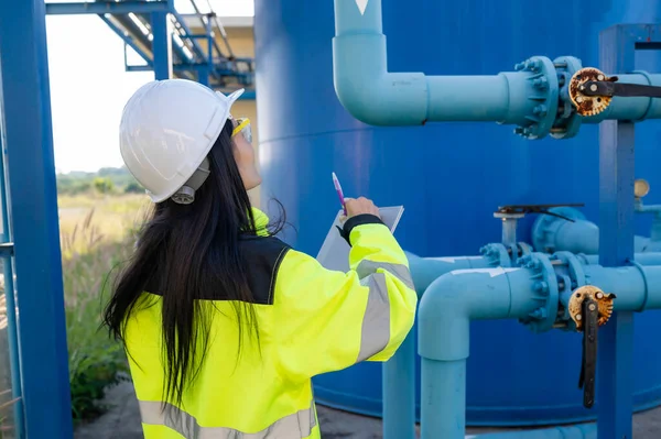 Engenheiros Ambientais Trabalham Estações Tratamento Águas Residuais Técnica Canalização Feminina — Fotografia de Stock