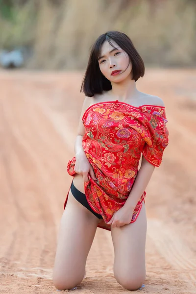 Portret Pięknej Azjatyckiej Seksownej Kobiety Sukience Cheongsam Tajlandia Ludzie Happy — Zdjęcie stockowe