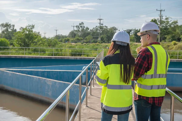 Umweltingenieure Arbeiten Kläranlagen Wasserversorgungstechniker Arbeiten Wasseraufbereitungsanlagen Zur Wiederverwendung Techniker Und — Stockfoto