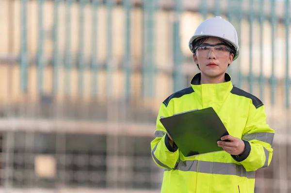 Asiatischer Ingenieur Der Auf Der Baustelle Eines Großen Bauprojekts Arbeitet — Stockfoto