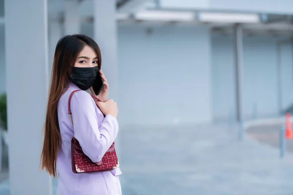 Retrato Bela Mulher Negócios Asiática Parque Use Máscara Para Proteção — Fotografia de Stock