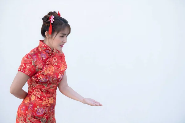 Porträtt Vacker Asiatisk Kvinna Cheongsam Klänning Vit Bakgrund Thailand Människor — Stockfoto