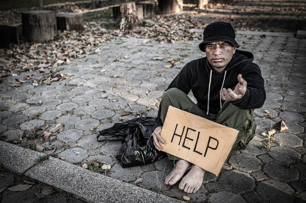 Ένας Ασιάτης Είναι Άστεγος Στον Παράδρομο Ένας Ξένος Πρέπει Ζει — Φωτογραφία Αρχείου