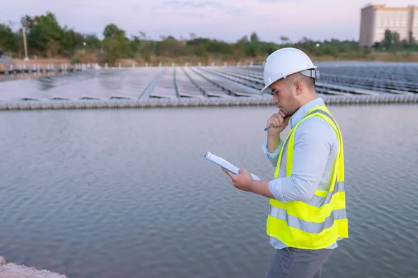 Asiatischer Ingenieur Der Floating Solarpark Arbeitet Erneuerbare Energien Techniker Und — Stockfoto