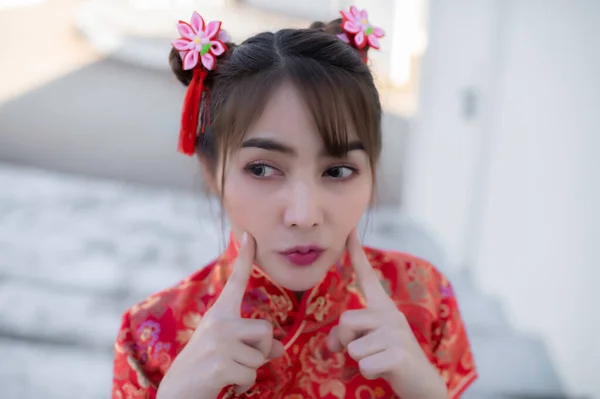 바탕에 아름다운 사람들 중국식 의상을 동양인 — 스톡 사진