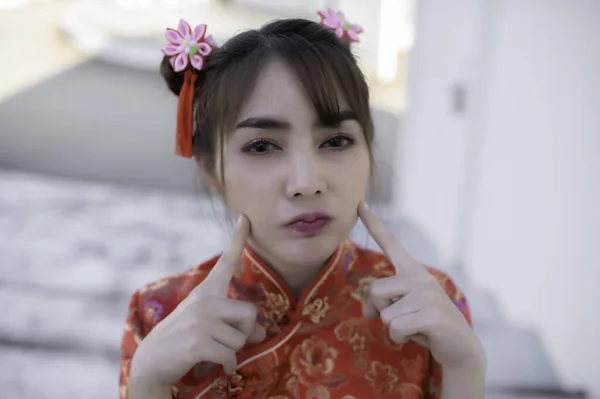 바탕에 아름다운 사람들 중국식 의상을 동양인 — 스톡 사진