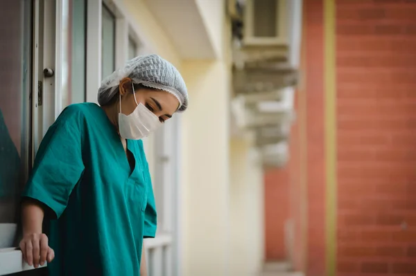 Cansado Deprimido Feminino Asiático Esfoliante Enfermeira Usa Máscara Facial Azul — Fotografia de Stock