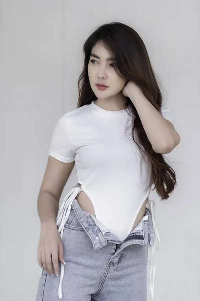 아름다운 아시아인 여인의 현대적 스타일의 — 스톡 사진