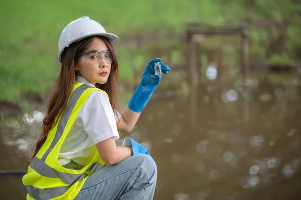 Umweltingenieure Überprüfen Die Wasserqualität Bringen Wasser Zum Prüfen Ins Labor — Stockfoto