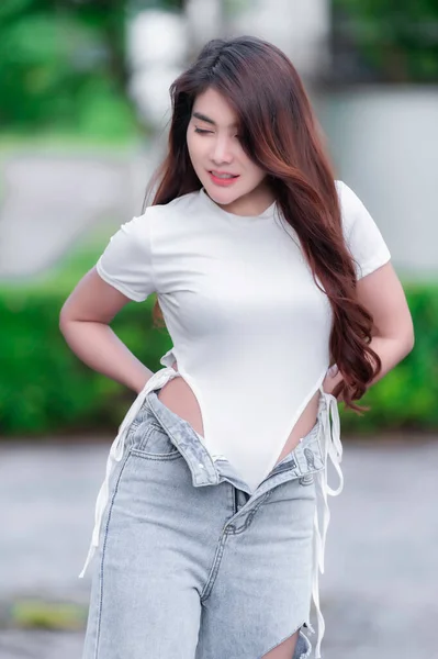 아름다운 아시아인 여인의 현대적 스타일의 — 스톡 사진