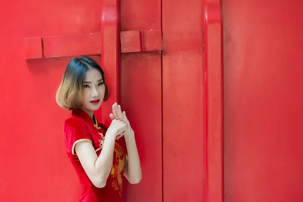 Retrato Bela Mulher Asiática Vestido Cheongsam Tailândia Pessoas Conceito Feliz — Fotografia de Stock