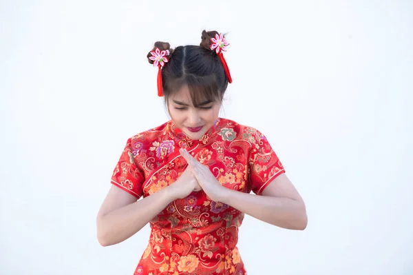 白い背景に青サムのドレスの肖像画の美しいアジアの女性 タイの人々 幸せな中国の新年のコンセプト 中国の伝統的なドレスの幸せなアジアの女性 — ストック写真