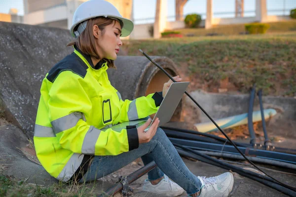 Telekommunikationsingenieure Arbeiten Mobilfunkmasten Für Mobilfunksignale Wartungstechniker Für Netzwerkmasten — Stockfoto