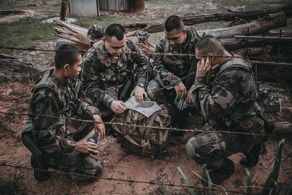 森の中を移動する機関銃を持つ軍兵士のチーム 森の中で戦闘服のタイ民兵兵士 熱帯雨林に傾斜したパトロールをさまよう — ストック写真