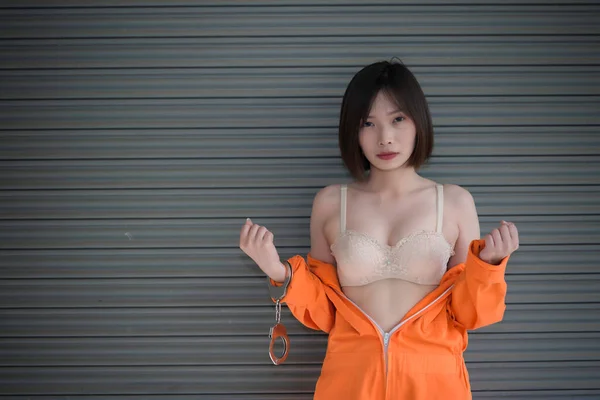 Portret Van Mooie Aziatische Vrouw Dragen Gevangenis Uniform — Stockfoto