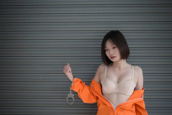 Portret Van Mooie Aziatische Vrouw Dragen Gevangenis Uniform — Stockfoto