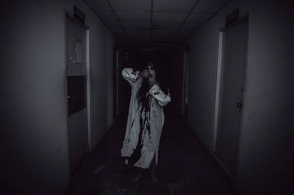 アジアの女性の肖像画は 幽霊を構成します 背景のための怖いホラーシーン ハロウィン祭りのコンセプト ゴースト映画のポスター アパート内の怒りの精神 — ストック写真