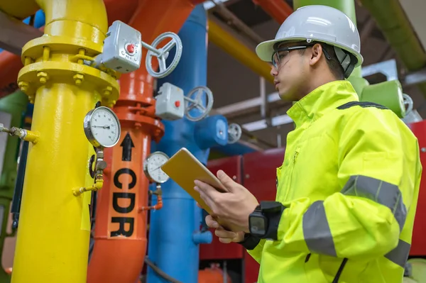 Asiatischer Ingenieur Mit Brille Der Heizungsraum Arbeitet Und Technische Daten — Stockfoto