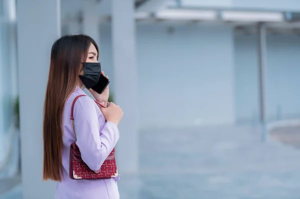 Retrato Bela Mulher Negócios Asiática Parque Use Máscara Para Proteção — Fotografia de Stock