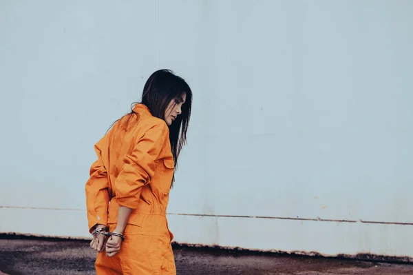 Prisioneiro Conceito Roupão Laranja Retrato Mulher Asiática Uniformes Prisão Fundo — Fotografia de Stock