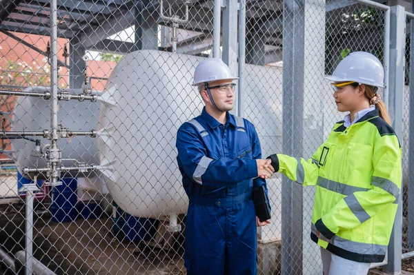 Ingénieurs Lieu Travail Pour Garder Hélium Liquide Vérification Calendrier Maintenance — Photo