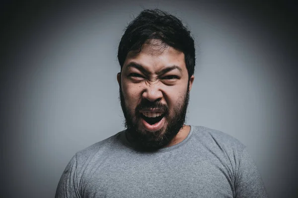 Aziatisch Knap Man Boos Witte Achtergrond Portret Van Jong Stress — Stockfoto