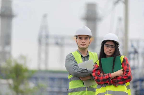 Zwei Ingenieure Die Kraftwerk Arbeiten Arbeiten Glücklich Zusammen Helfen Sie — Stockfoto
