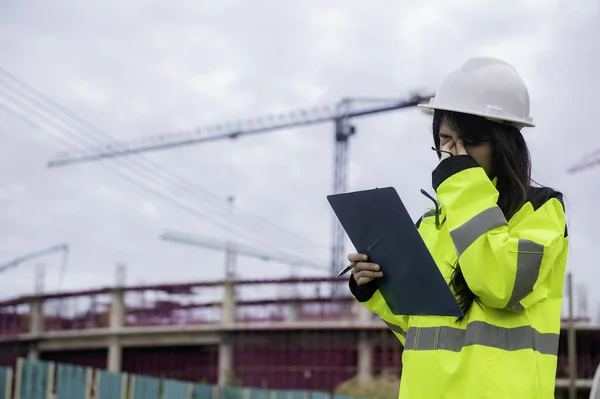 Asiatischer Ingenieur Der Auf Der Baustelle Eines Großen Bauprojekts Arbeitet — Stockfoto