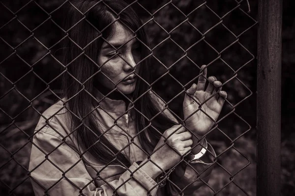 Retrato Mujeres Desesperadas Por Atrapar Prisión Hierro Concepto Prisionero Gente —  Fotos de Stock