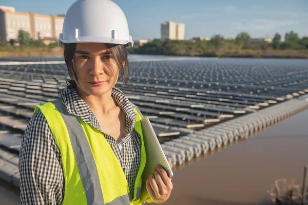 Asiatischer Ingenieur Der Floating Solarpark Arbeitet Erneuerbare Energien Techniker Und — Stockfoto
