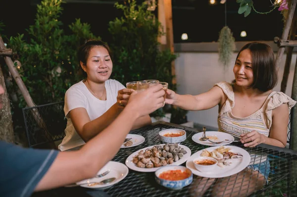 Gruppe Asiatischer Leute Die Urlaub Garten Hause Speisen Sommerabend Gartenparty — Stockfoto