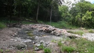 Vadideki doğal kaplıcalar, kaplıcalarda dinlenmek için bir yer.