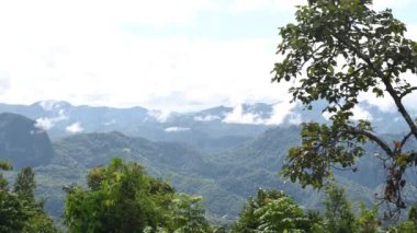 Sisli yağmur mevsiminde, en bulutlu dağ manzarası