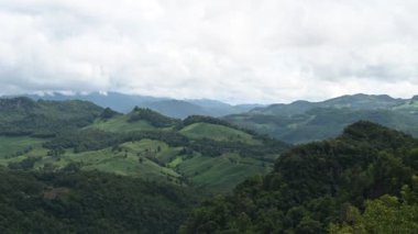 Sisli yağmur mevsiminde, en bulutlu dağ manzarası  