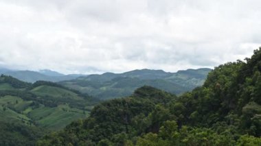 Sisli yağmur mevsiminde, en bulutlu dağ manzarası 