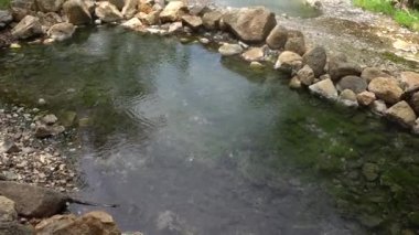 Vadideki doğal kaplıcalar, kaplıcalarda dinlenmek için bir yer.