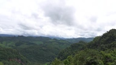 Sisli yağmur mevsiminde, en bulutlu dağ manzarası  