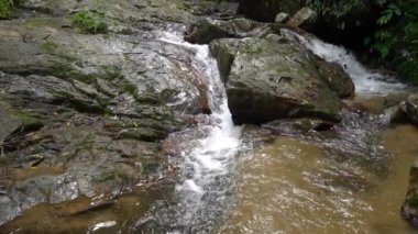 Chiang Mai vilayetindeki Mae Kampong köyünde şelale, Tayland